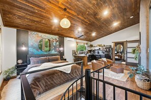 Room - Chalet in the Orchard; Romance, Luxury, Relaxation (Swanton)