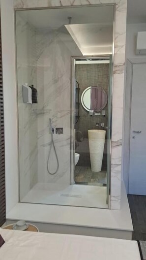 Habitación doble Deluxe, balcón, vista parcial al océano | Baño