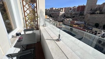 Habitación Deluxe doble, balcón, vistas parciales al mar | Restaurante al aire libre