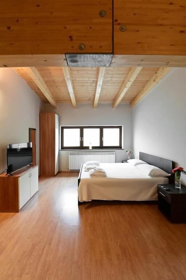 Habitación cuádruple superior, vista a la montaña | Wifi gratis 