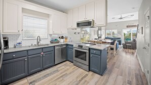 Wasserkocher mit Kaffee-/Teezubehör, Kühlschrank, Mikrowelle, Ofen