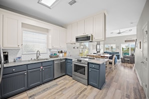 Coffee/tea maker, fridge, microwave, oven - PRIVATE HEATED POOL, PRIVATE BEACH, PICKLEBALL/TENNIS/BASKETBALL. BOAT DOCK! (Pensacola)