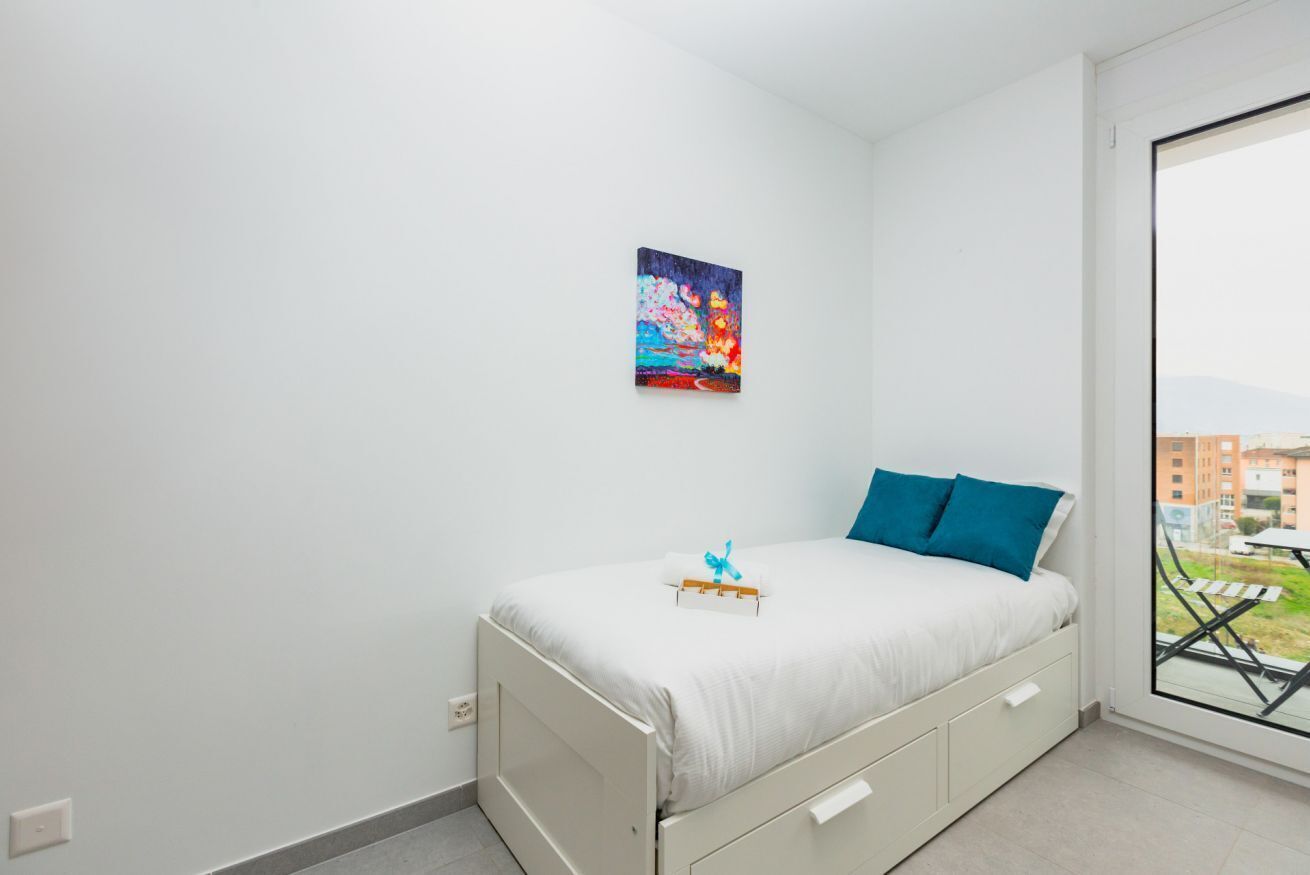 1 bedroom, desk