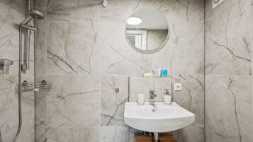Dusche, Haartrockner, Handtücher, Seife