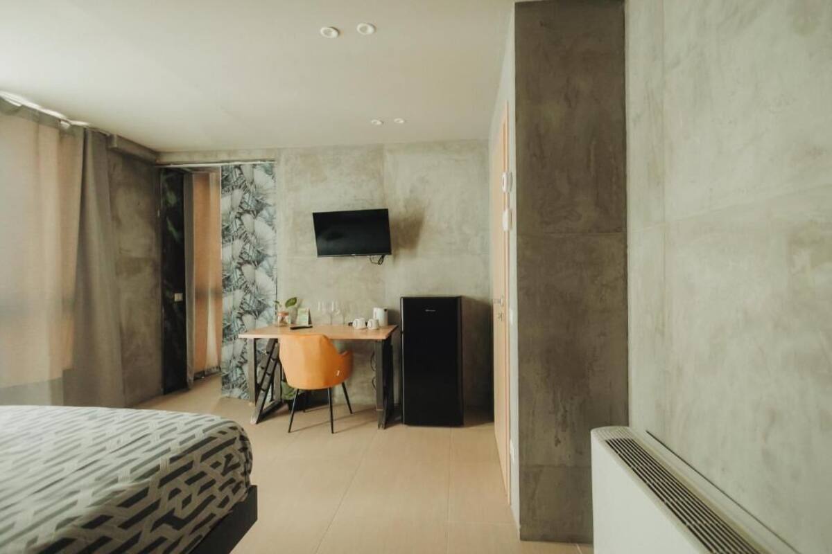 Deluxe Suite, Courtyard View | In-room safe, blackout drapes, iron/ironing board (on request)