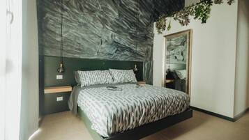 Une chambre moderne avec un lit suspendu, un mur à texture et une petite fenêtre.