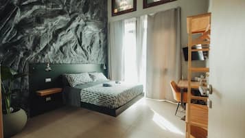 Quarto casal luxo, vista para a cidade | Cofres nos quartos, cortinas blackout, ferros/tábuas de passar roupa