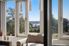 Interior - West Grove, Spacious House with Football Pitch (Dundee)
