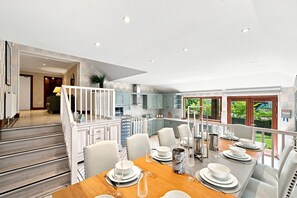Dining - West Grove, Spacious House with Football Pitch (Dundee)