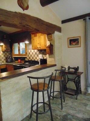 Coffee/tea maker, fridge, microwave, oven - House for 8 people with a pool: "A Provençal Getaway in the Shade of the Mulberry Tree" (Revest-Saint-Martin)