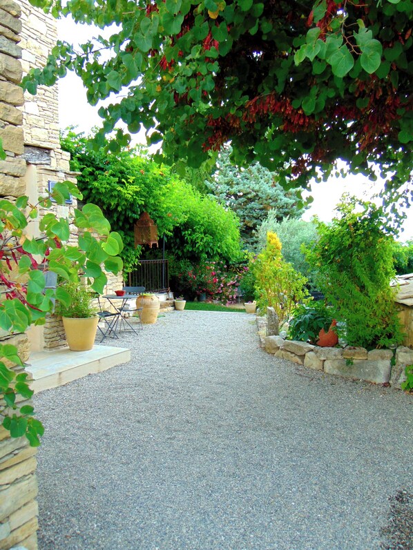 Property grounds - House for 8 people with a pool: "A Provençal Getaway in the Shade of the Mulberry Tree" (Revest-Saint-Martin)