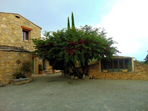 Exterior - House for 8 people with a pool: "A Provençal Getaway in the Shade of the Mulberry Tree" (Revest-Saint-Martin)