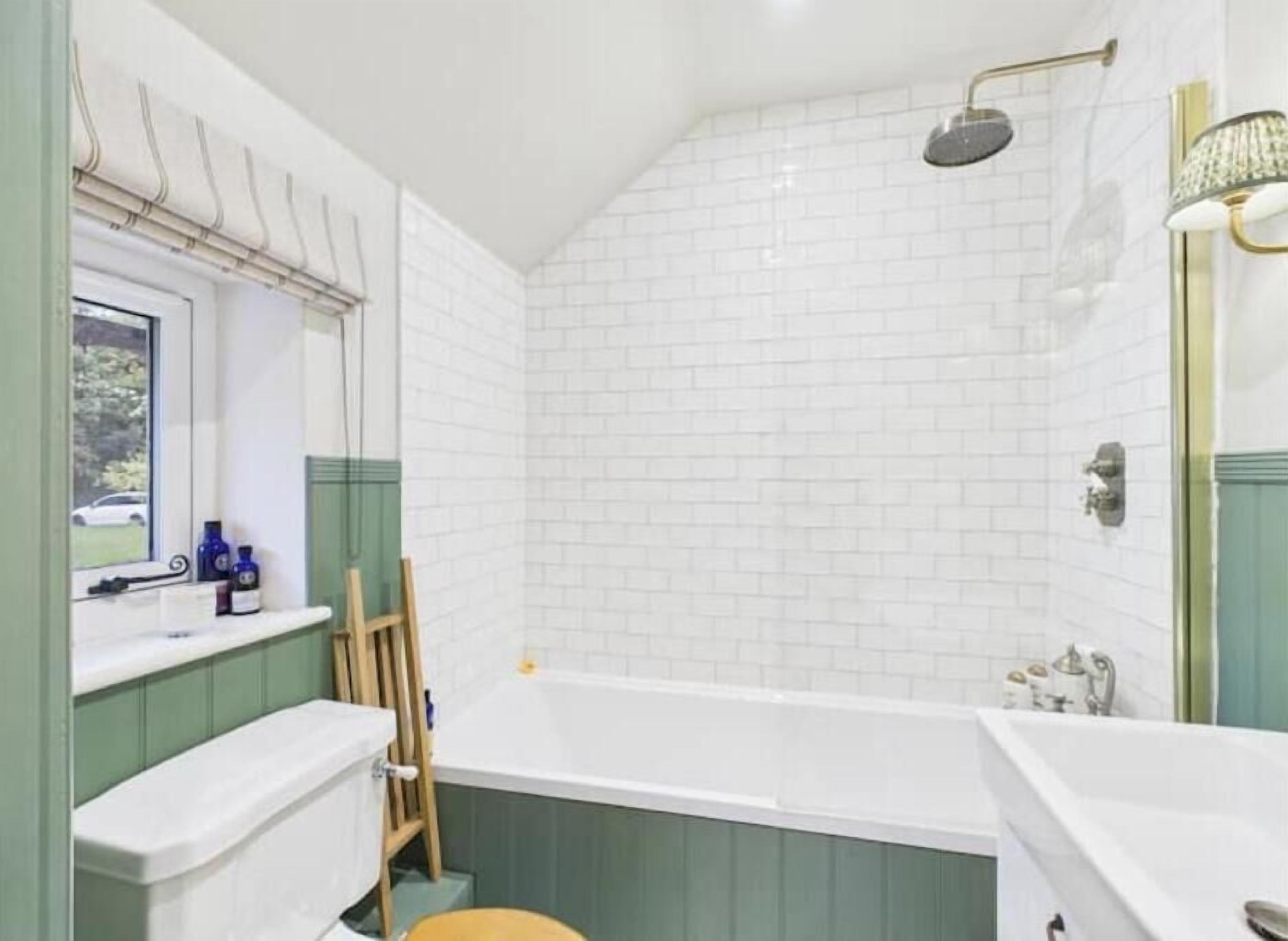 Ein Badezimmer mit einer Badewanne, einer Toilette und einem Waschbecken.