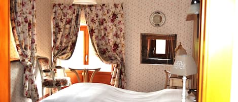 5 bedrooms, iron/ironing board, WiFi, bed sheets