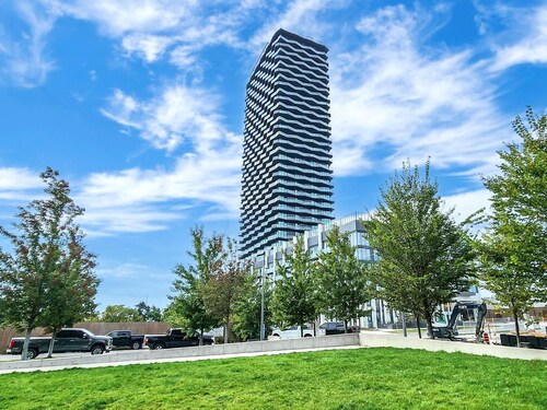 Luxury 2BR+Den Getaway and Free Parking Near Airport