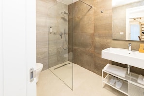Een douche, een haardroger, handdoeken