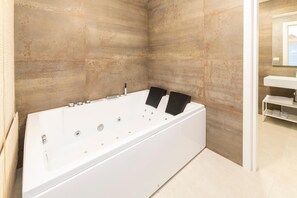 Bathroom - Vie Del Salento - Negramaro – Room with Whirlpool Bathtub (San Pancrazio Salentino)