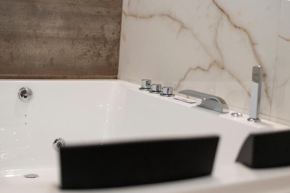 Bathroom - 'Vie Del Salento - Malvasia Nera' with Hot Tub (San Pancrazio Salentino)