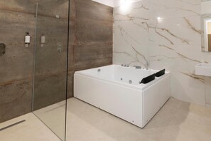 Bathroom - 'Vie Del Salento - Malvasia Nera' with Hot Tub (San Pancrazio Salentino)