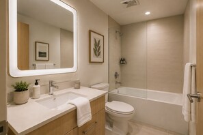 Classic Apartment | Bathroom - Meridian Loft Hotel (Toronto)