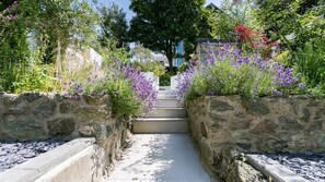 Property grounds - Hendre - sleeps 8 guests in 4 bedrooms (Menai Bridge)