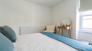 Room - Hendre - sleeps 8 guests in 4 bedrooms (Menai Bridge)