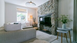 TV - Hendre - sleeps 8 guests  in 4 bedrooms (Menai Bridge)