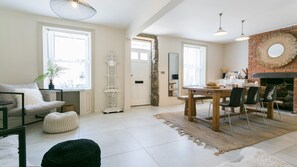 TV - Hendre - sleeps 8 guests  in 4 bedrooms (Menai Bridge)