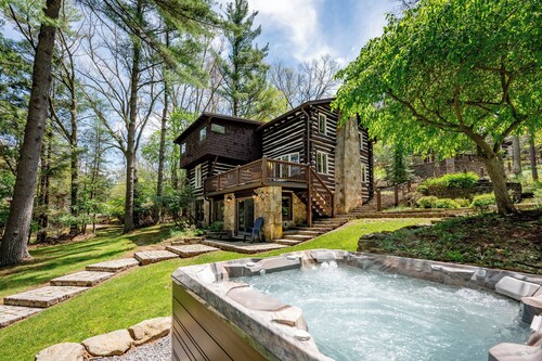 New! Charming Lakefront Hideaway w/ Hot Tub