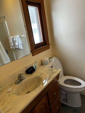 Unclassified image, 4 of 8, button - Cozy 1-bedroom hotel room, Hamilton - 310 Highline (Hamilton)