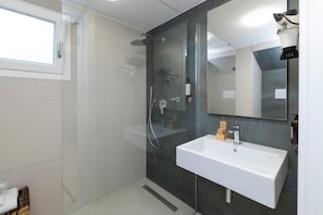 Shower, hair dryer, towels - Vie Del Salento - Primitivo with Wi-Fi and Air Conditioning (San Pancrazio Salentino)