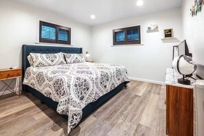 A bedroom with a bed, nightstands, a dresser, and two windows with blinds. - Uncork & Unwind in Paso Robles Wine Country (Paso Robles)
