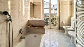 Appartement, balcon, vue ville | Salle de bain