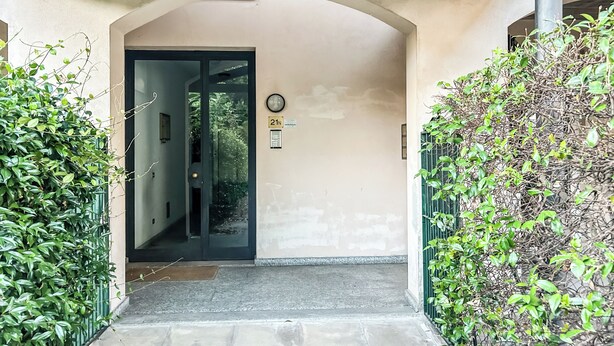 An entrance with an arched doorway, a doorbell, and a mailbox. - MeLaChillo (Azzate)