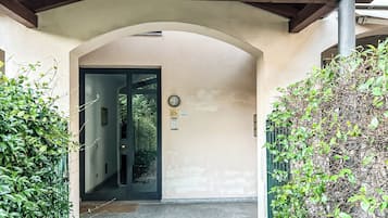 Appartement, balcon, vue ville | Détail de l’extérieur