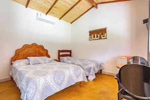 Espacio para trabajar con laptop y cortinas blackout
