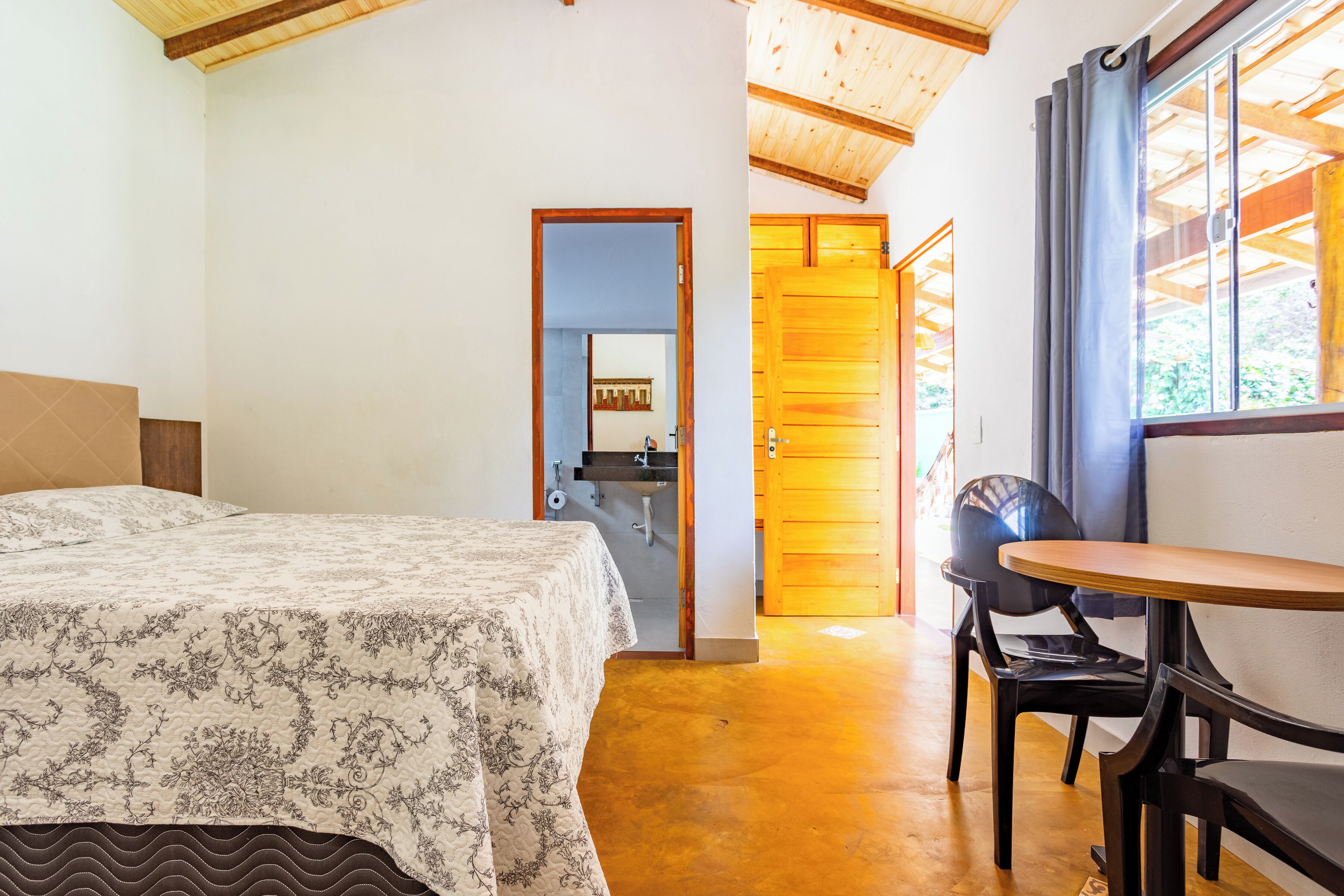 Espacio para trabajar con un portátil y cortinas opacas