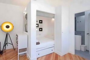 Tabla de planchar con plancha, wifi, ropa de cama