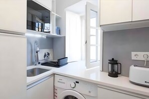 Een koelkast, een magnetron, een oven, een kookplaat