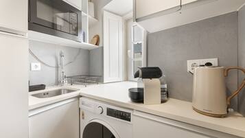Coffee/tea maker, fridge, microwave, oven