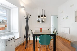 Une cuisine moderne avec une table à manger, des chaises et une machine à café.