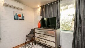Interior - Bright and Cozy Mid Town Phoenix Zen Yard Studio! (Phoenix)