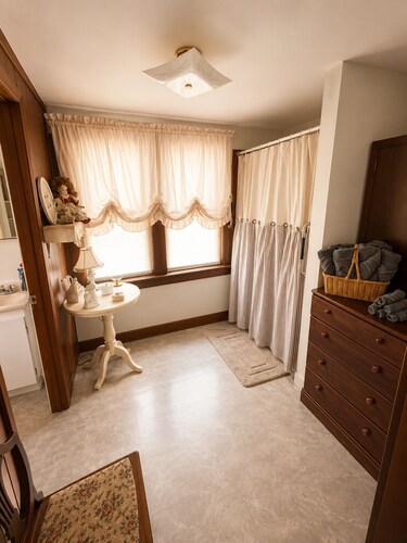 Gorgeous 2-bedroom house in charming Elkins
