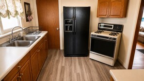 Cafetera y tetera, refrigerador, microondas y horno