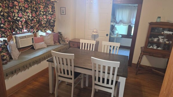 Dining - Gorgeous 2-bedroom house in charming Elkins (Elkins)