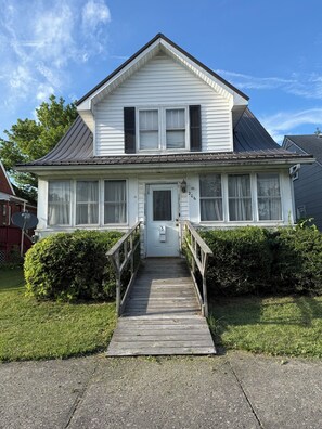 Exterior - Gorgeous 2-bedroom house in charming Elkins (Elkins)
