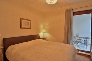 Cuna de viaje, wifi gratis y ropa de cama 