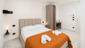 1 chambre, fer et planche à repasser