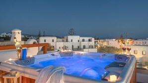 A hot tub with a view of white buildings and a clear sky. - Villa Calivion, Private Outdoor Hot Tub, Furnished Terrace, Shared Pool, Naxos (Naxos)