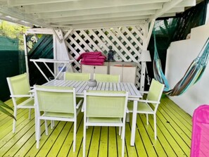 Outdoor dining - Datura – Locs-Guadeloupe.com Creole charm in Sainte-Anne – Near the beach – Sleeps 4–6 (Sainte-Anne)